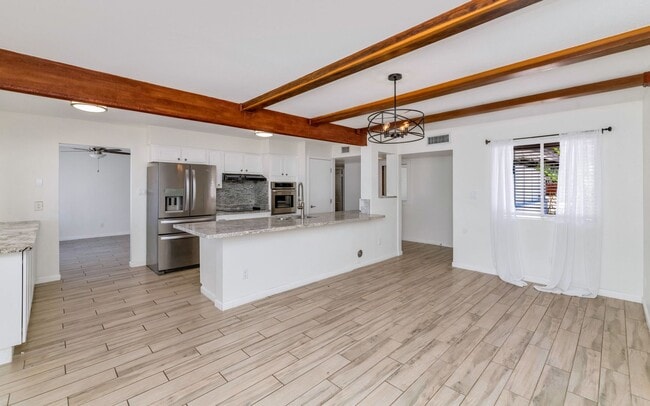 Building Photo - 3904 E Sahuaro Dr