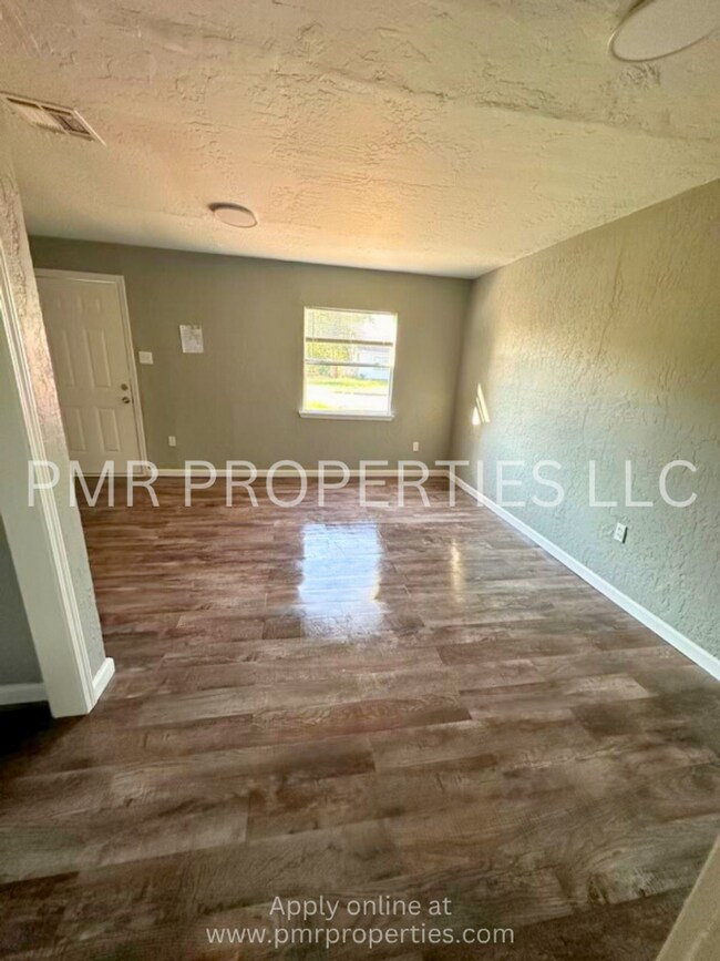 Foto del edificio - 2 Bedrooms / 1 Bathroom House