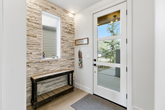 Foto del edificio - 6777 E Warm Springs Ave