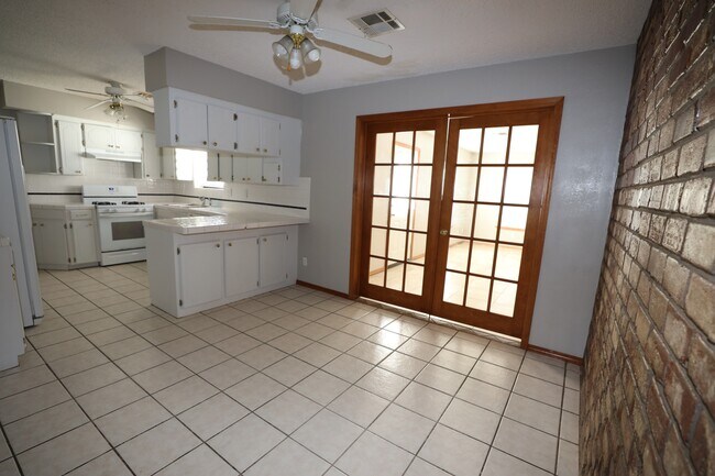 Foto del edificio - 1815 Nightingale Cir