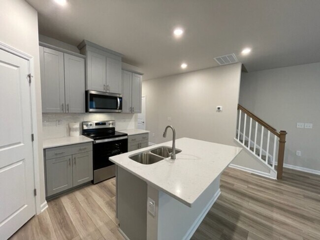 Foto del edificio - Like New Townhome in South & Main, Fuquay-Varina!