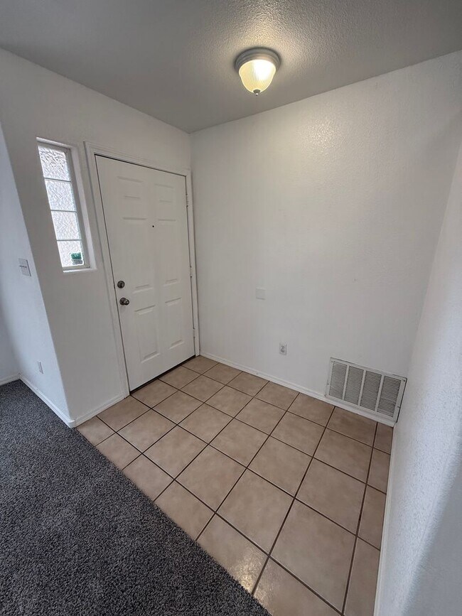 Foto del edificio - Spacious 5-Bedroom Home with 2 Living Areas – 2,270 Sq Ft Near Porter Dr.