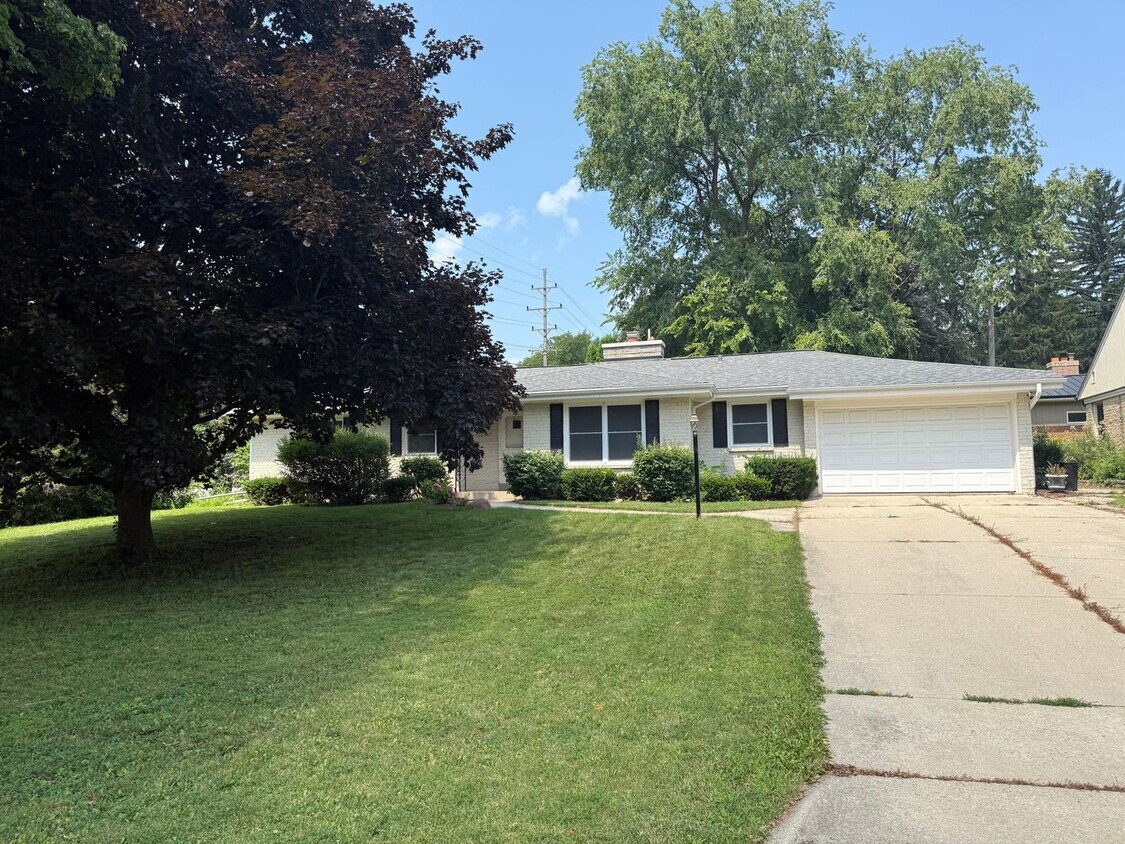 Foto principal - Updated 3BR Home in Prime Wauwatosa Locati...