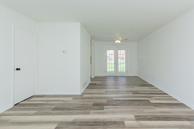 Building Photo - 200 Greenbriar Rd