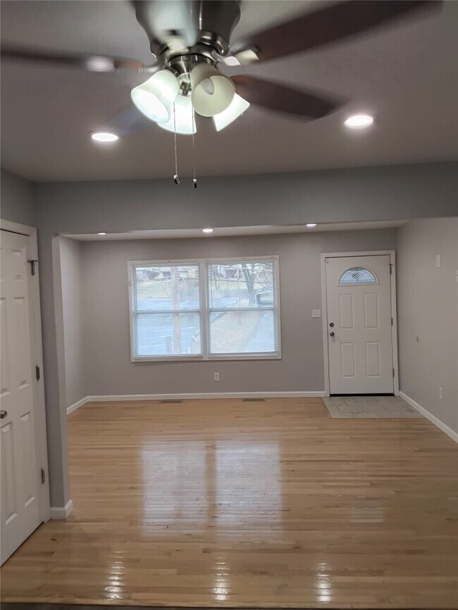 Foto del edificio - 7454 Blanding Dr