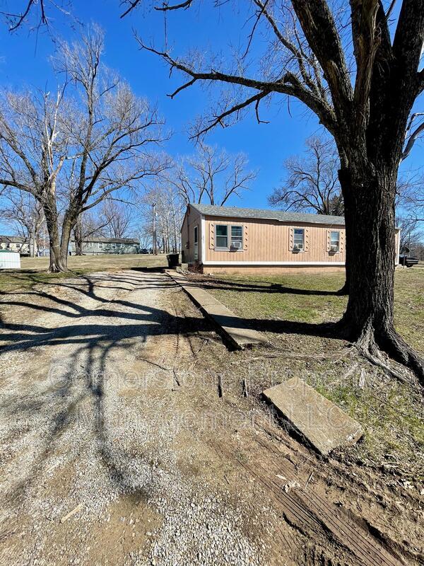 8275 Lakeview Dr, De Soto, KS 66018 House Rental in De Soto, KS