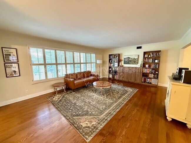 Foto del edificio - 7104 Catalonia Ave