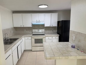 Building Photo - 10203 Carriage Glen Ct