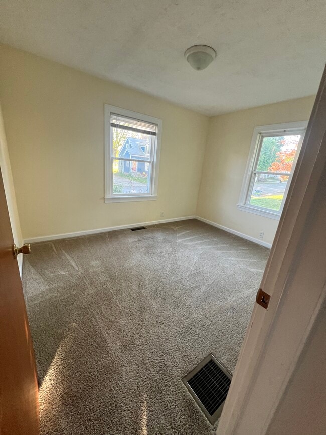 Building Photo - 704 Hale Ave
