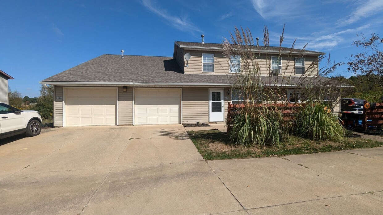 861 Kerns Dr NE Unit Apt B, Bolivar, OH 44612 Room for Rent in