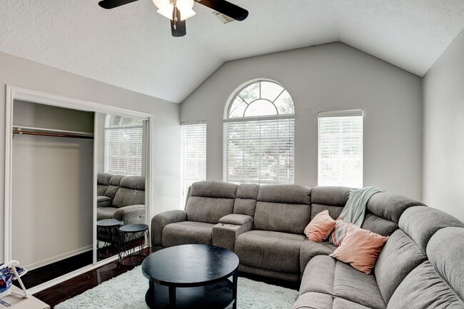 Foto del edificio - 1611 Falcon Ridge Blvd