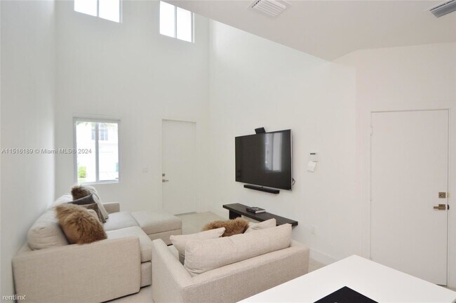 Building Photo - 3 br, 3 bath House - 10220 NW 72nd Ter # 1...