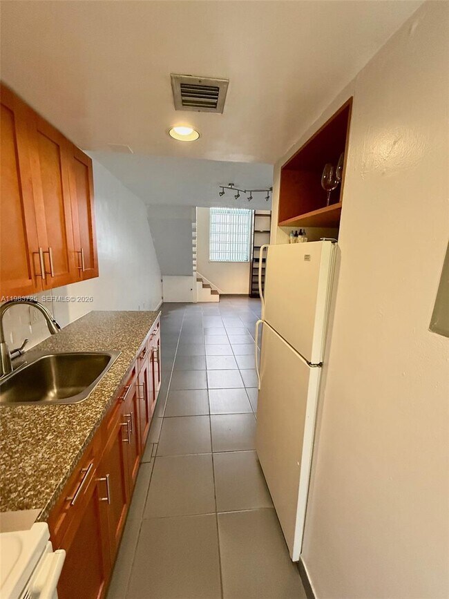 Foto del edificio - 335 Navarre Ave