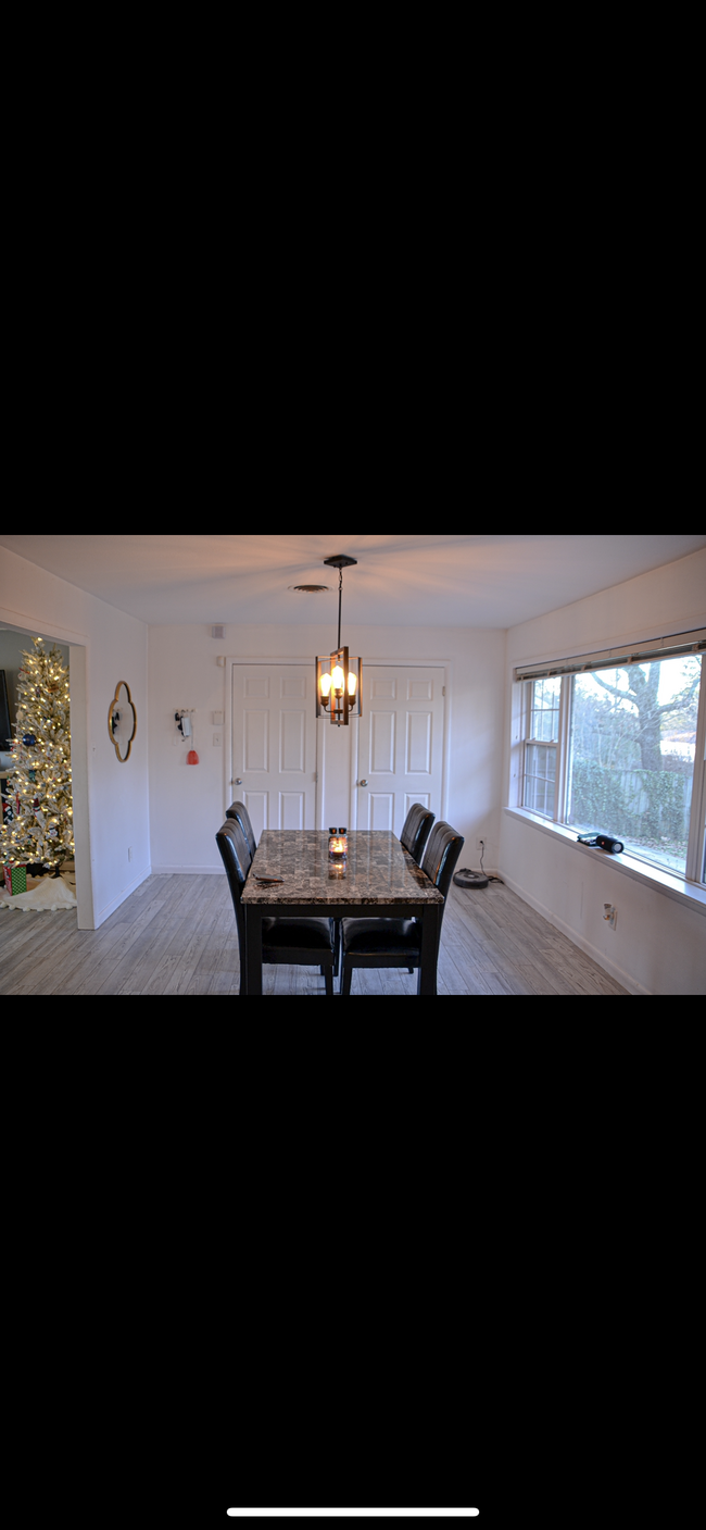 Dining Area - 6001 Cliff Dr