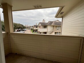 Building Photo - 11500 Meadow Ln