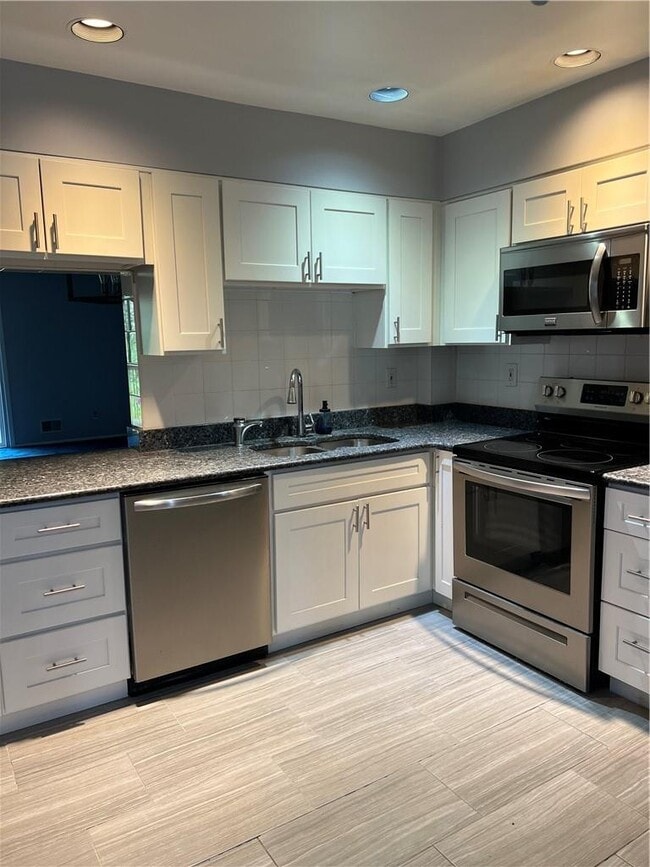 Building Photo - 5 Rockledge Dr