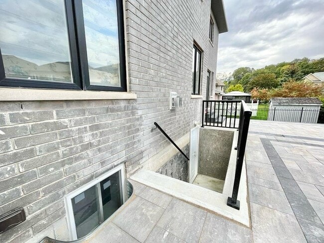 Building Photo - 5 Forest Edge Cres