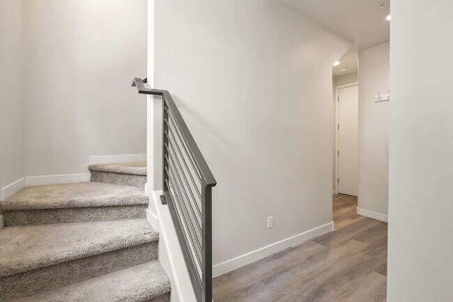 Foto del edificio - Sophisticated Camelback Corridor Tri-Level Townhome now available!