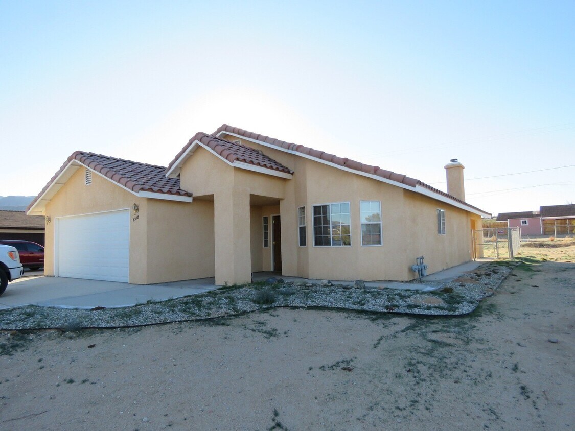 Primary Photo - Spacious home close to town!!