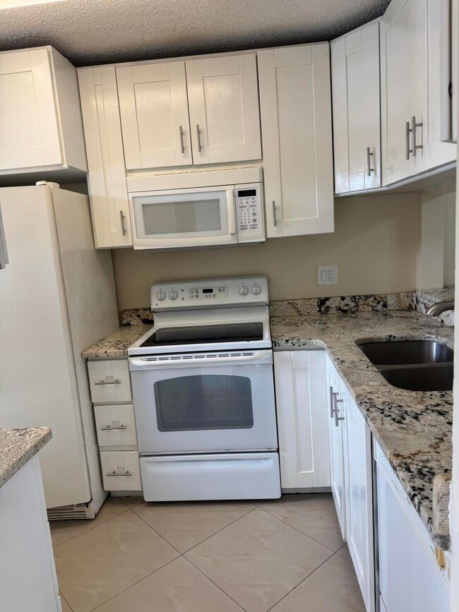 Foto del edificio - 9921 Three Lakes Cir