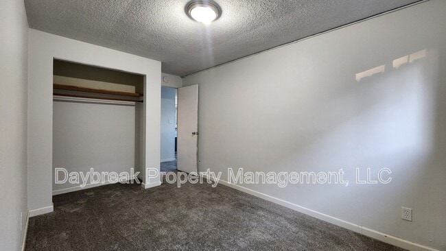 Building Photo - 32 10th Ave N