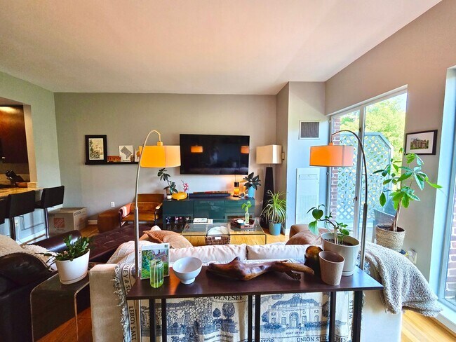 Foto del edificio - Lovely 1 BR/1 BA Condo in the Heart of Geo...