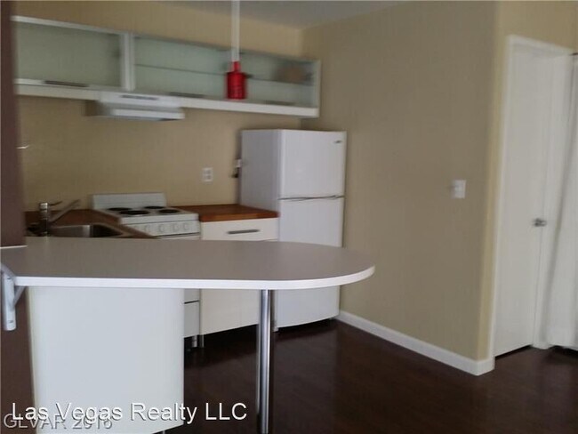 Building Photo - 1 br, 1.5 bath House - 530 Elm Dr. #206