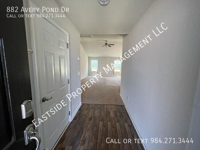 Foto del edificio - 882 Avery Pond Dr