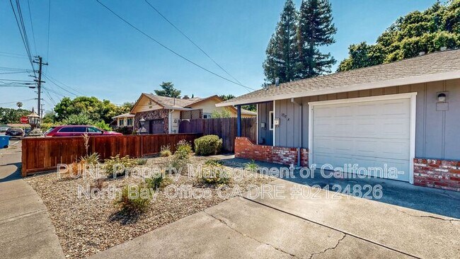 Building Photo - 1717 BEACHWOOD DR