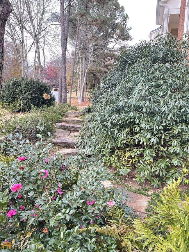 Building Photo - 631 Bellenden Dr