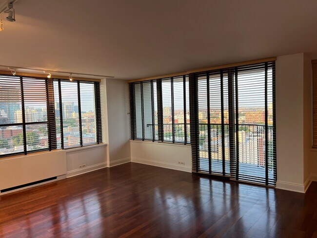 Foto del edificio - 1560 N Sandburg Ter