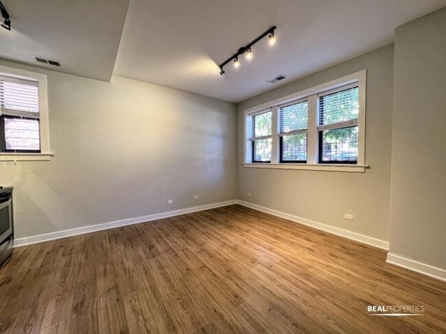 Building Photo - 2 bedroom in CHICAGO IL 60625
