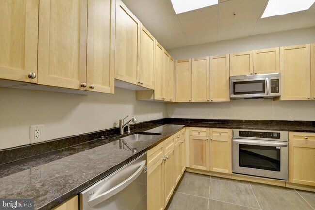 Building Photo - 3101 N Hampton Dr