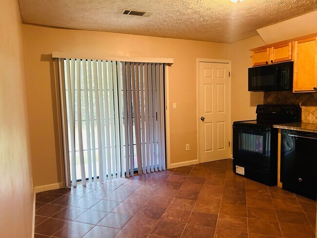 Foto del edificio - 140 Summerwood Dr