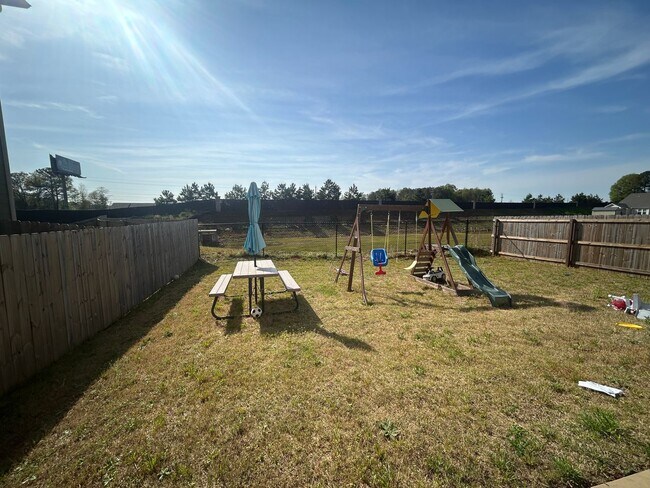 Foto del edificio - **Move in with NO SECURITY DEPOSIT**11612 Winston Dr - Available NOW! $100 Off First 2 Months!  –...