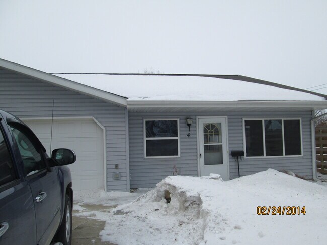 Building Photo - 108 4th St S