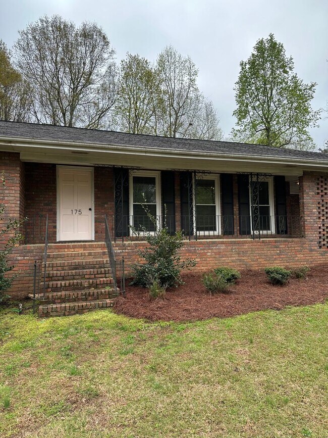 Building Photo - East-side 3 bedroom, 2 bathroom home with ...