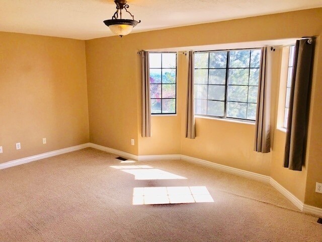 Building Photo - Month to month lease or 6 month lease avai...