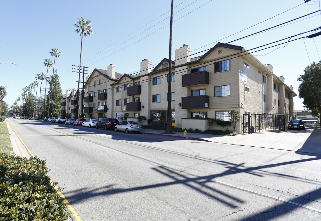 Primary Photo - Fairmont Apartments