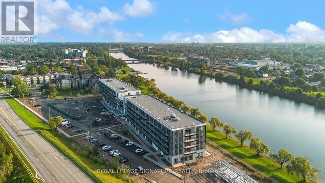 Photo du bâtiment - 350 Prince Charles Dr S