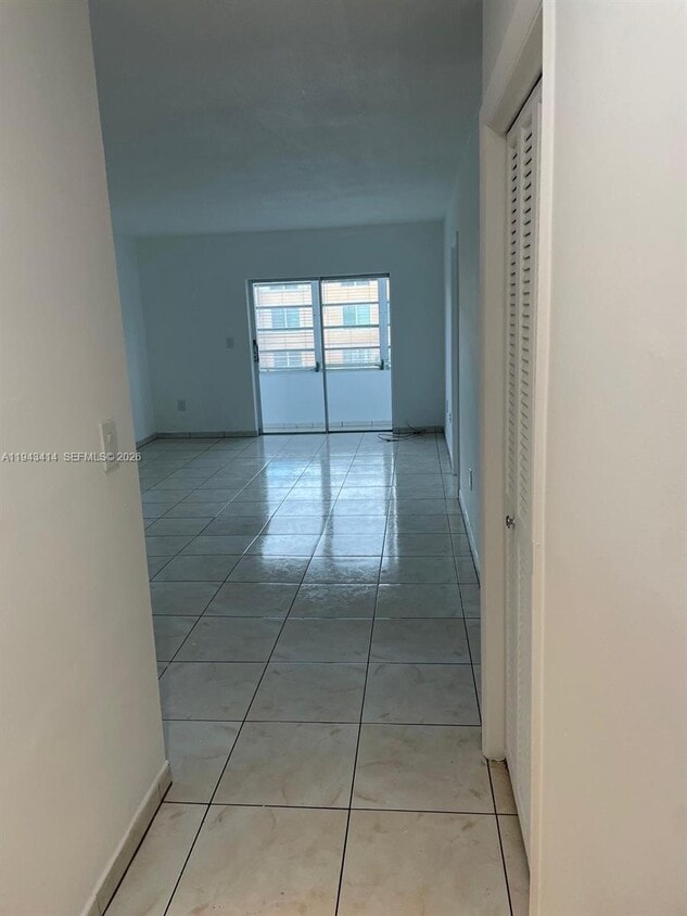 Foto del edificio - 140 Royal Palm Rd