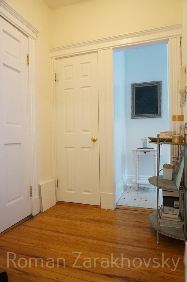 Building Photo - 6 Camelot Ct