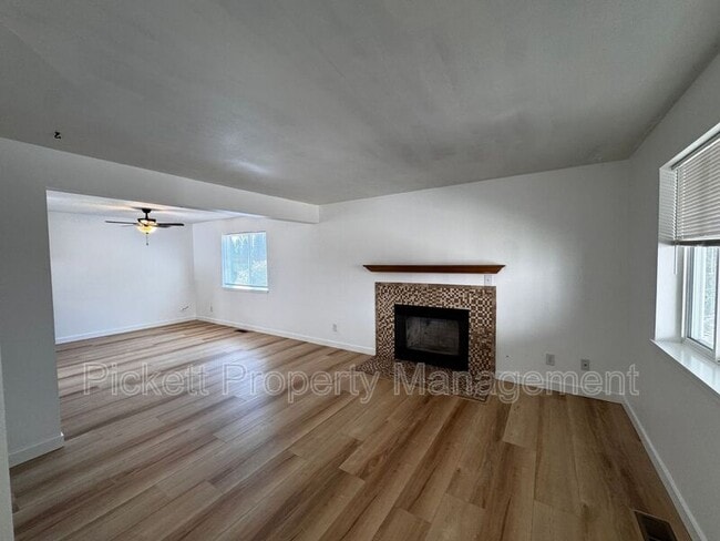 Building Photo - 600 NE Flagstone Ln