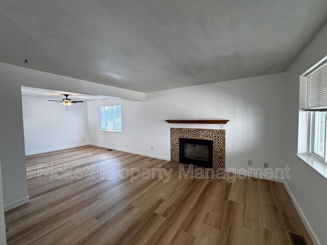 Foto del edificio - 600 NE Flagstone Ln