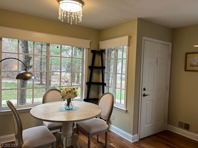 Foto del edificio - 45 Stevens Ct