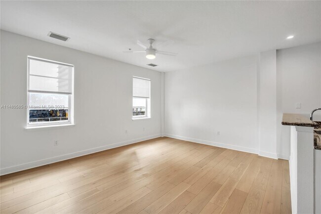 Foto del edificio - 150 SE 3rd Ave