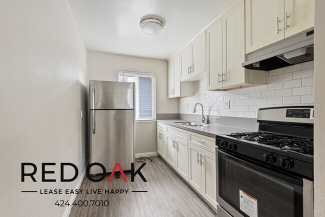 Building Photo - ~$200 OFF Each Month~ Bright and Delightfu...