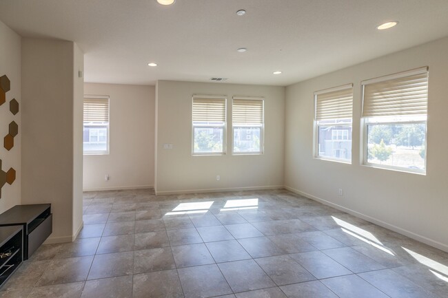 Building Photo - Beautiful townhouse near I-680