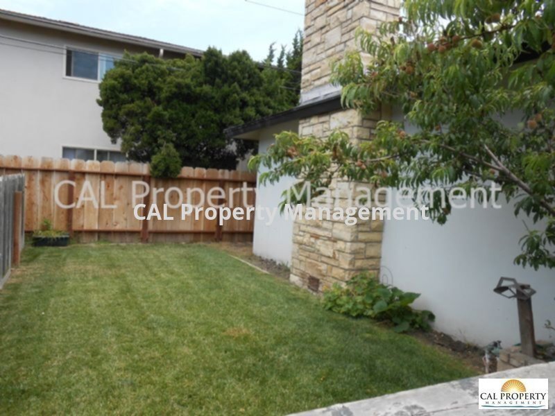 Building Photo - Great 3 Bedroom Duplex Near Hartnell College!