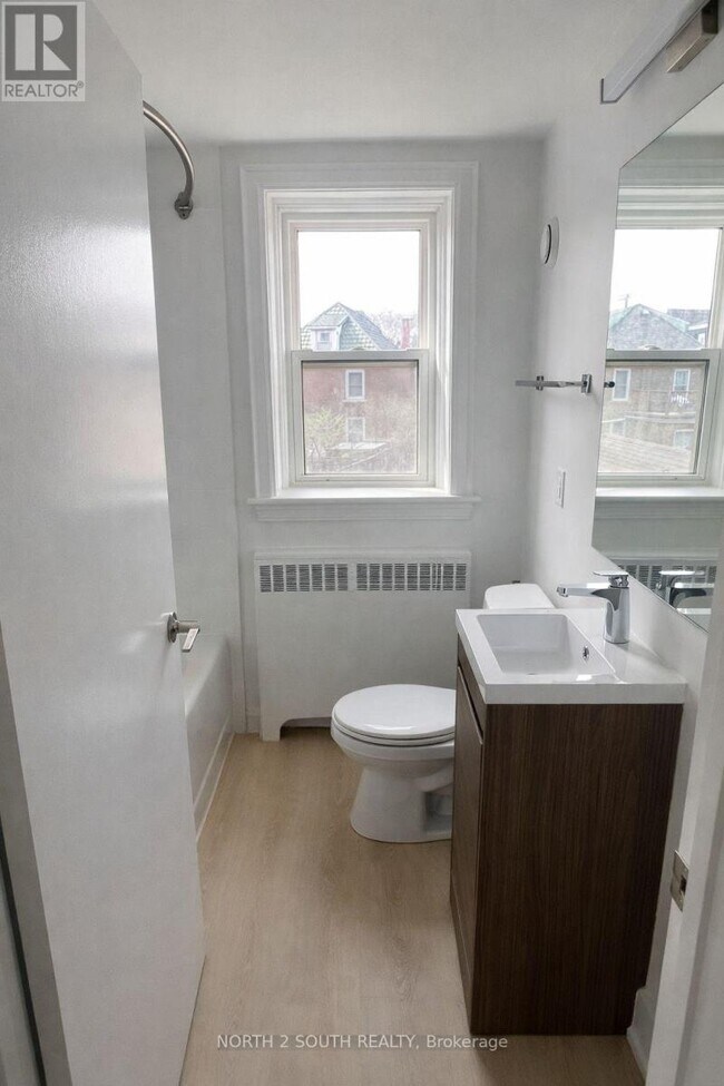 Building Photo - 1024 King St E